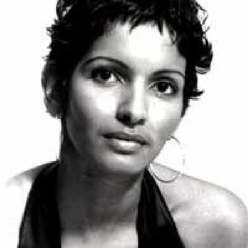 Halle Berry Lookalike / Imitator