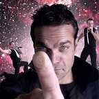 Een foto van de lookalike en imitator van Robbie Williams