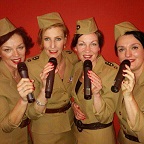 Een foto van de lookalike en imitator van The Andrews Sisters